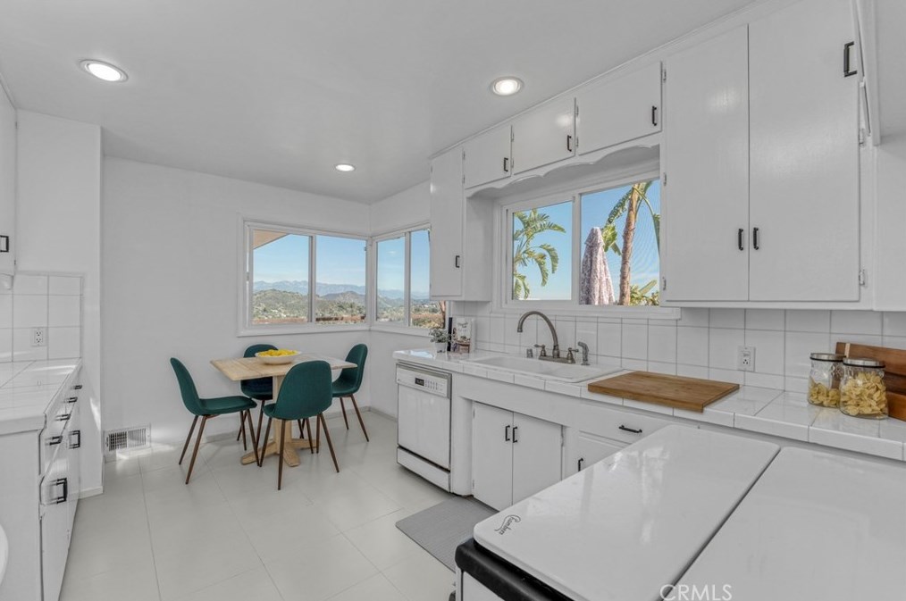 8600 Skyline Dr, Los Angeles CA  90046-1420 exterior