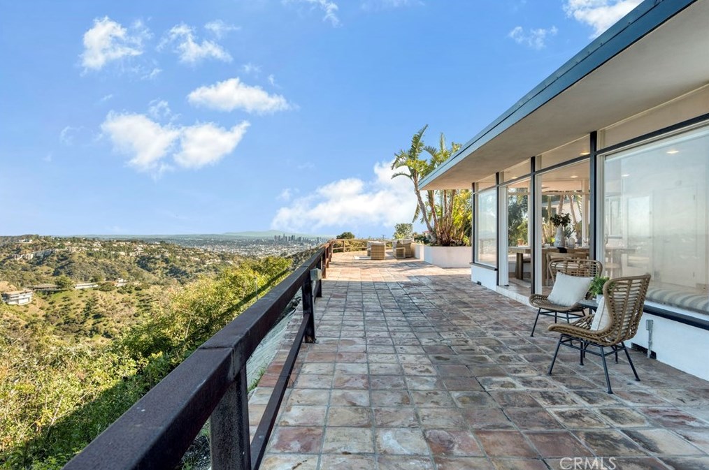 8600 Skyline Dr, Los Angeles CA  90046-1420 exterior