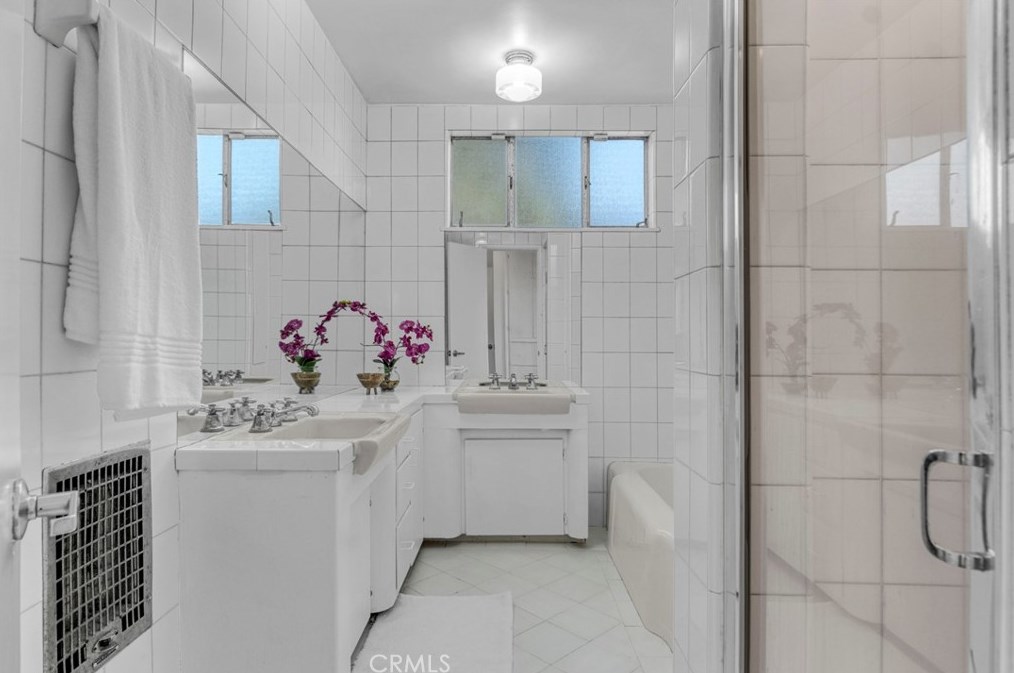 8600 Skyline Dr, Los Angeles CA  90046-1420 exterior