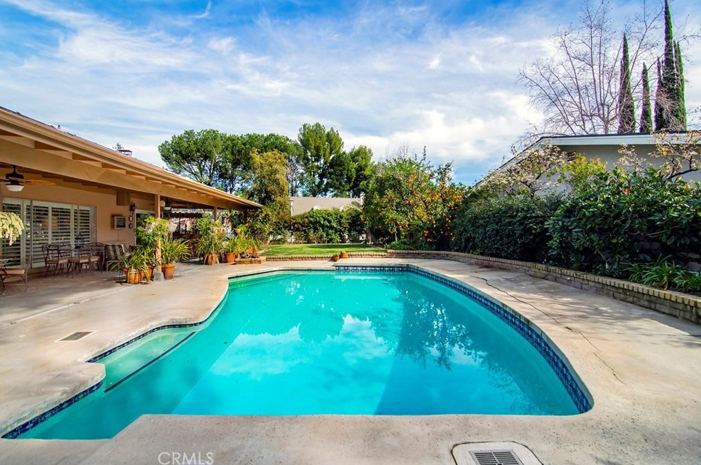 19730 Greenbriar Dr, Los Angeles CA  91356-5427 exterior