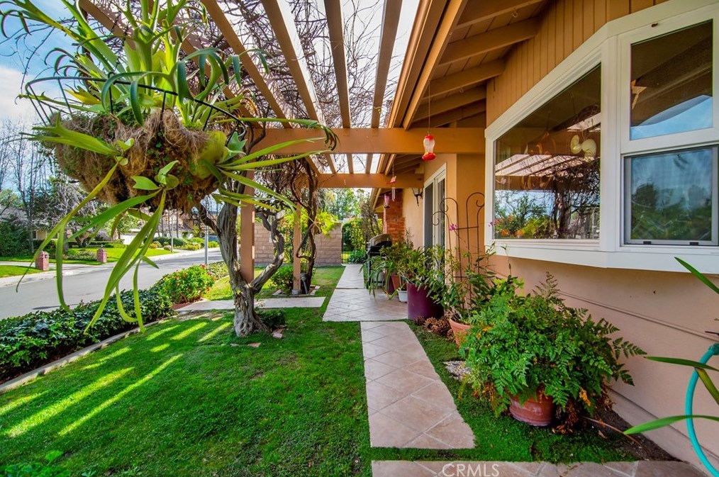 19730 Greenbriar Dr, Los Angeles CA  91356-5427 exterior