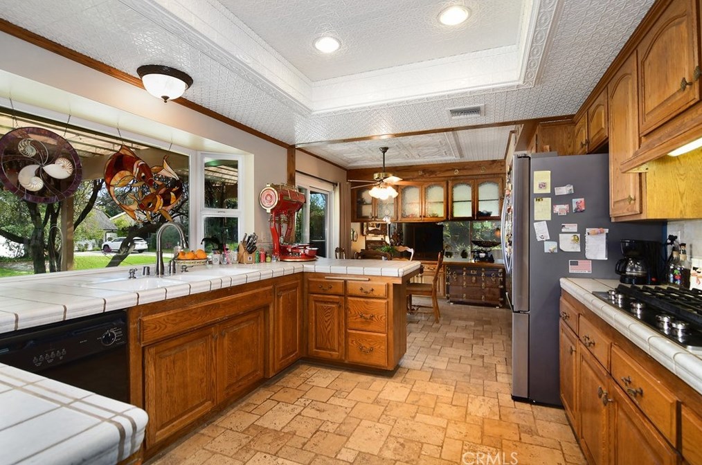 19730 Greenbriar Dr, Los Angeles CA  91356-5427 exterior