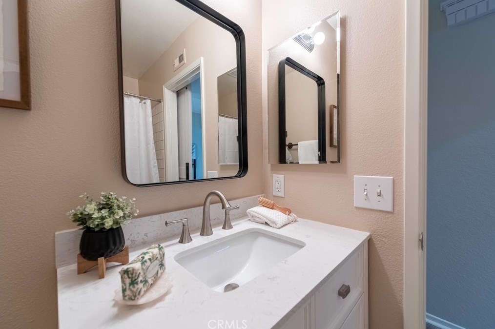 23128 Calvello Dr, Santa Clarita CA  91354-1360 exterior
