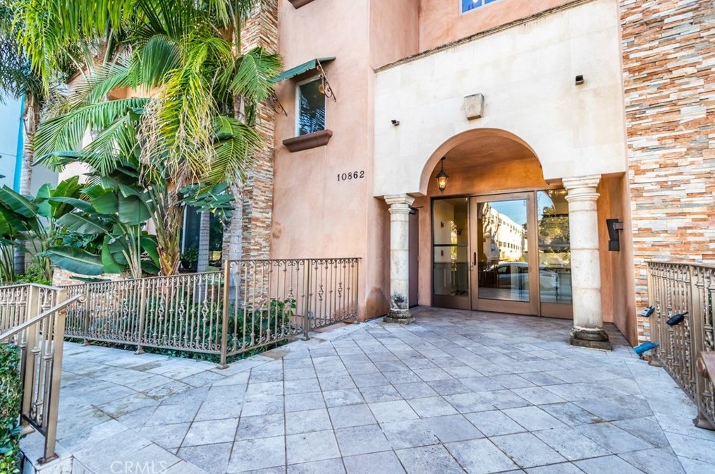10862 Bloomfield St #203, North Hollywood, CA 91602