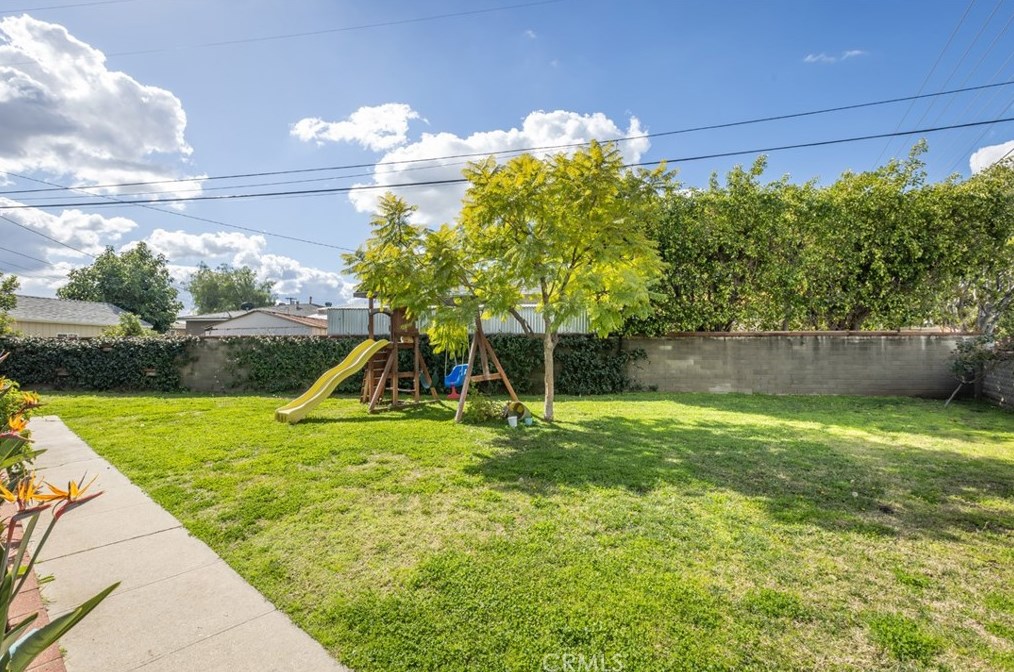 14300 Parthenia St, Van Nuys CA  91402-3209 exterior