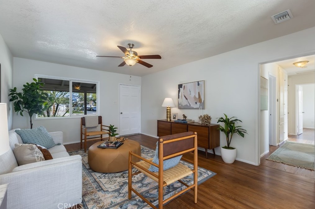 14300 Parthenia St, Van Nuys CA  91402-3209 exterior