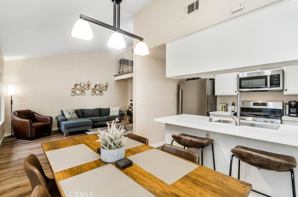 1209 Ramona Dr, Thousand Oaks CA  91320-3534 exterior