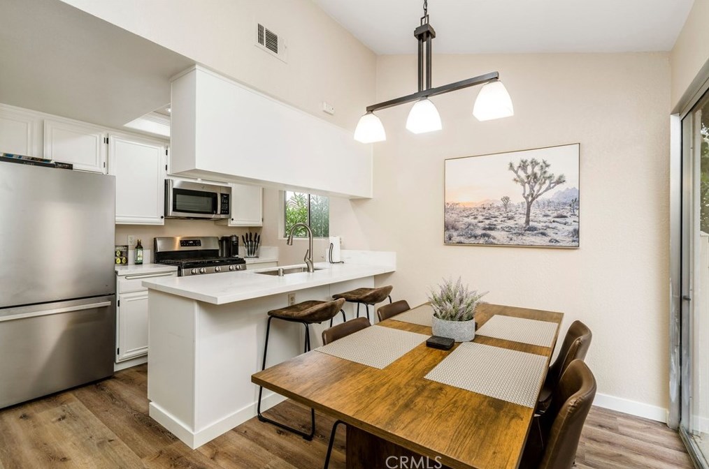 1209 Ramona Dr, Thousand Oaks CA  91320-3534 exterior