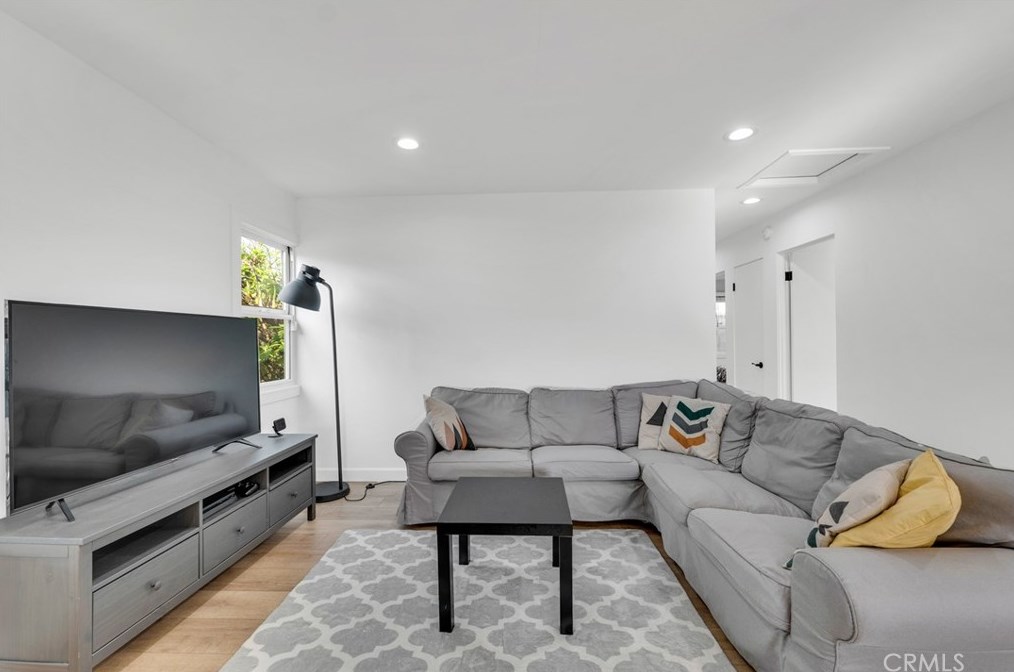 17869 Hemmingway St, Los Angeles CA  91335-2216 exterior