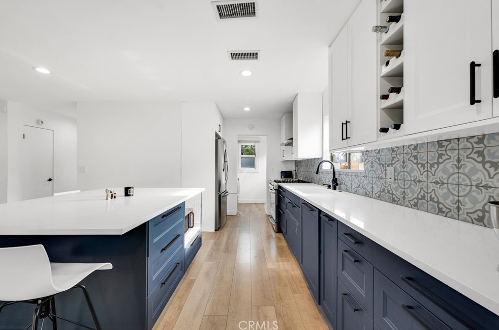 17869 Hemmingway St, Los Angeles CA  91335-2216 exterior