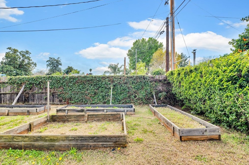 17869 Hemmingway St, Los Angeles CA  91335-2216 exterior