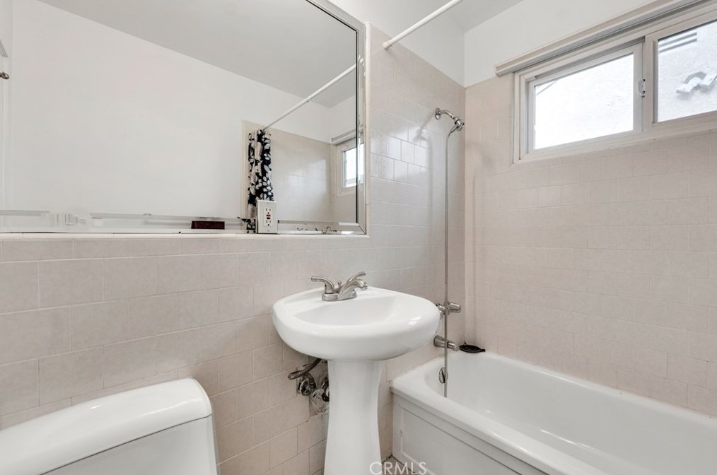 17869 Hemmingway St, Los Angeles CA  91335-2216 exterior