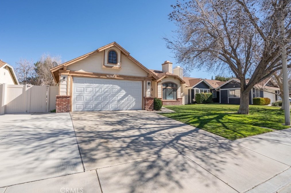 43122 Sunny Ln, Lancaster, CA 93536