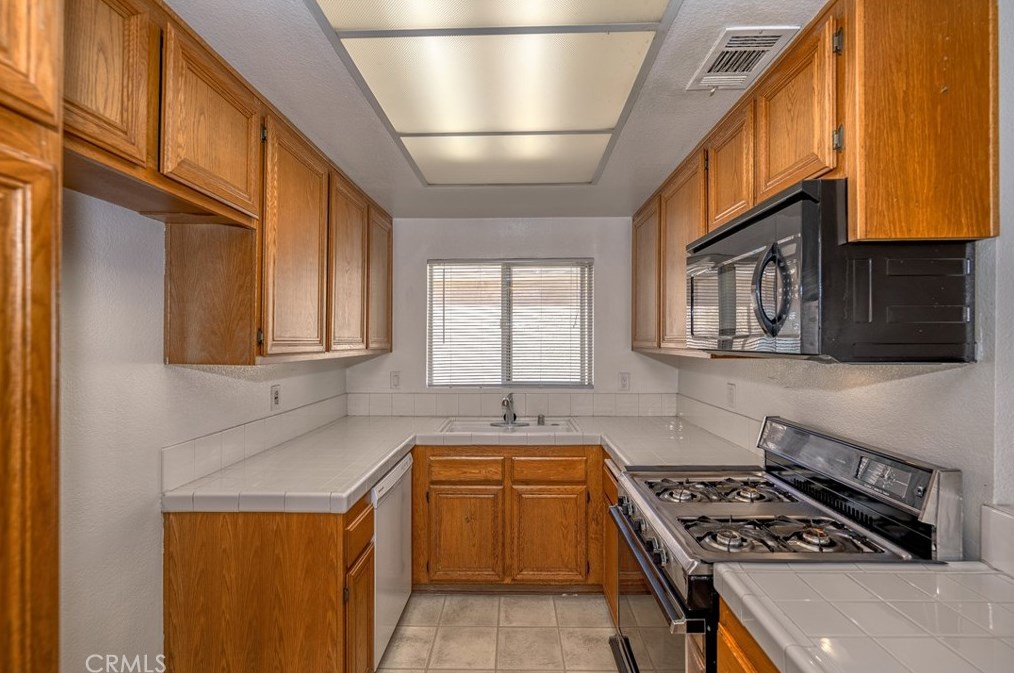 25220 Steinbeck Ave #g, Santa Clarita, CA 91381