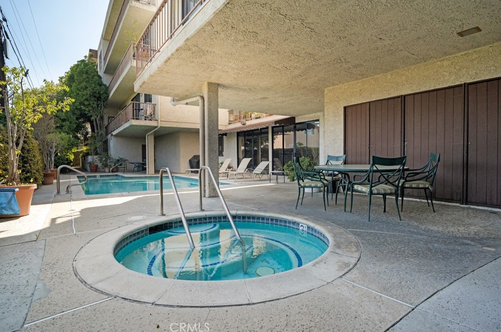 4454 Ventura Canyon Ave, Van Nuys CA  91423-3769 exterior