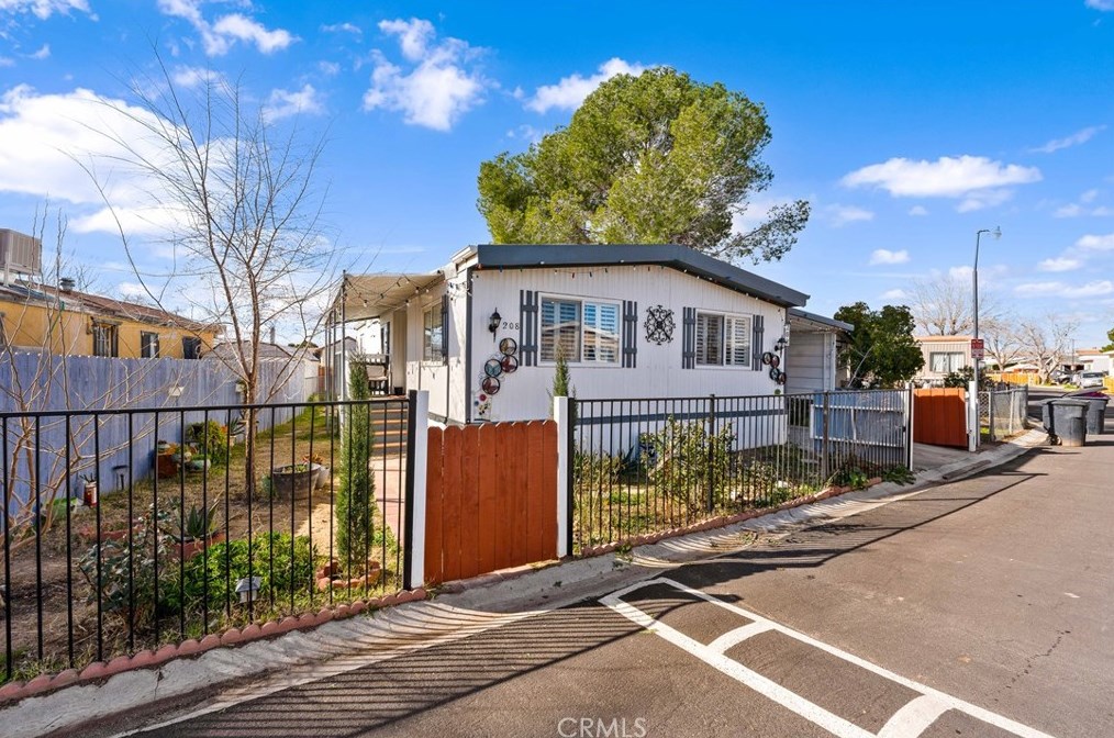 3300 W 15th Street #208, Tropico Village, CA 93560