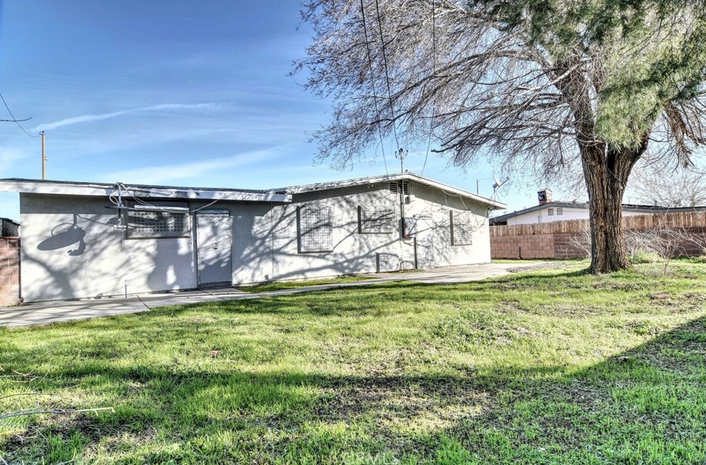 1556 Avenue, Palmdale CA  exterior
