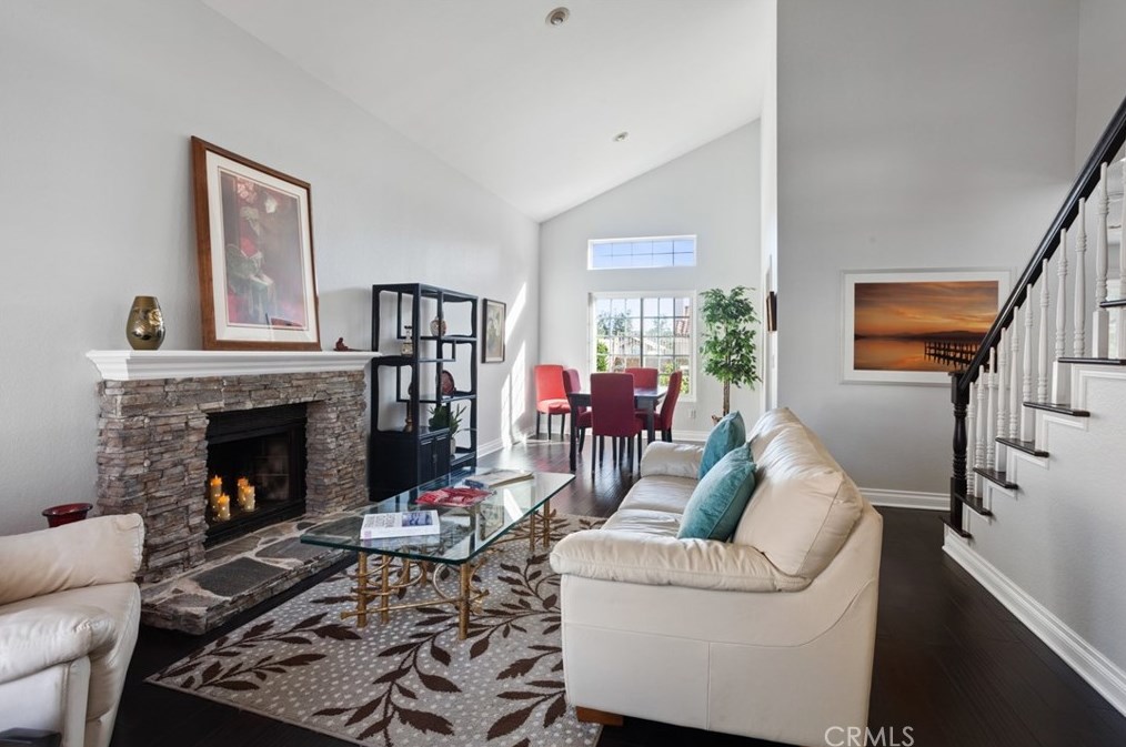 21618 Farmington Ln, Santa Clarita, CA 91350-3951