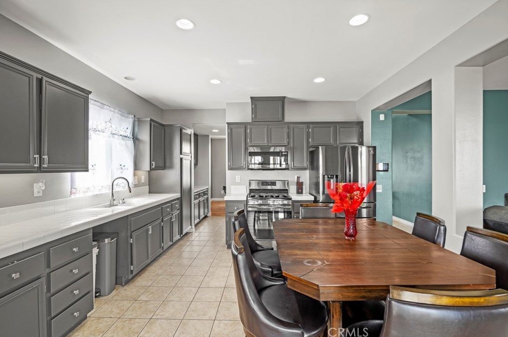44004 Camellia St, Lancaster CA  93535-6146 exterior