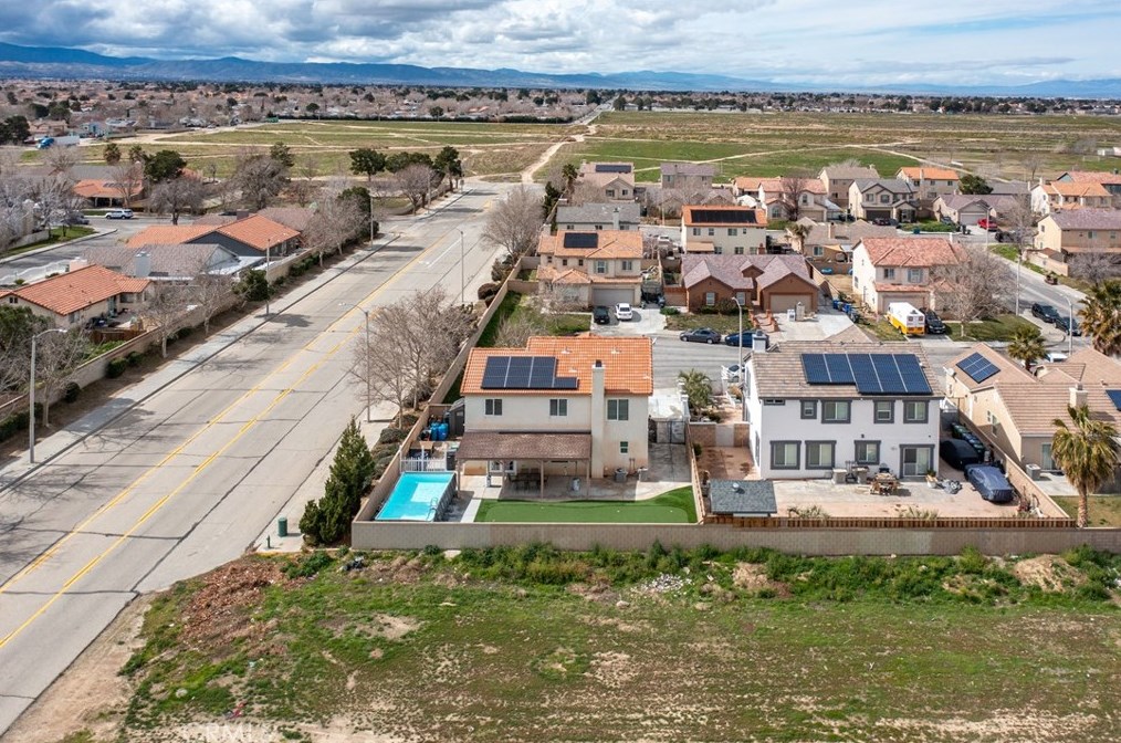 44004 Camellia St, Lancaster CA  93535-6146 exterior