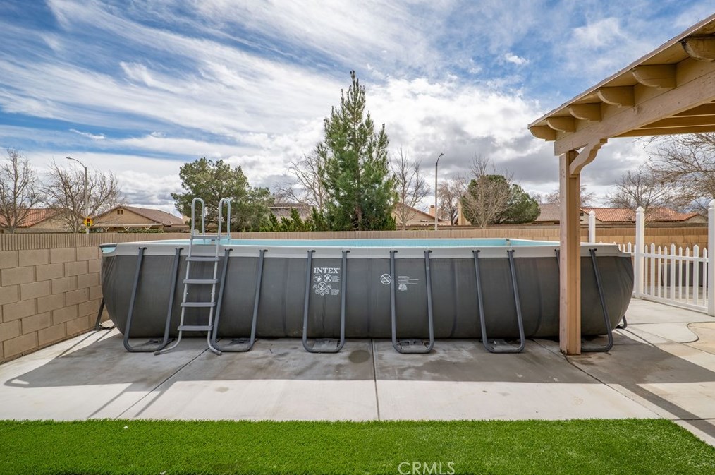 44004 Camellia St, Lancaster CA  93535-6146 exterior