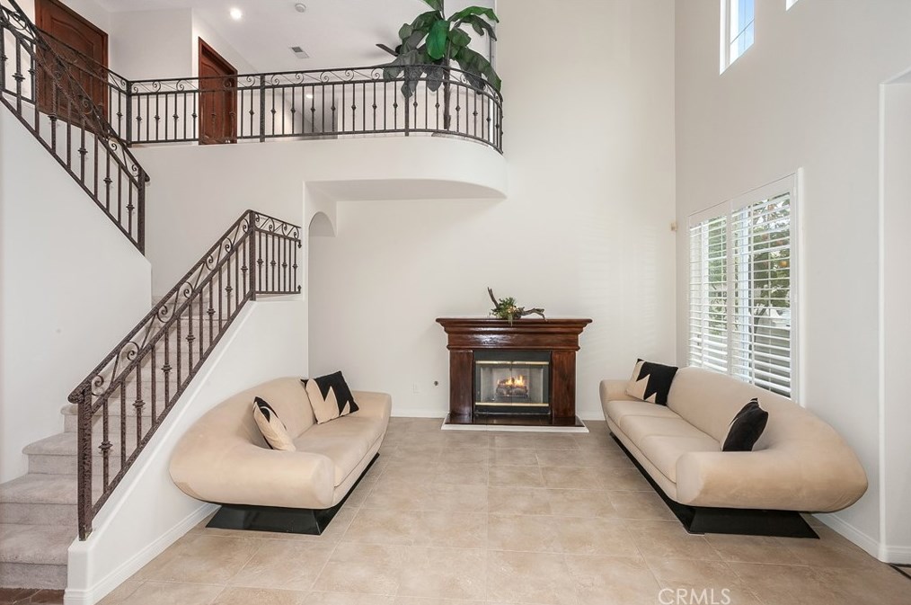 18120 Jaguar Ct, Los Angeles, CA 91335-7117