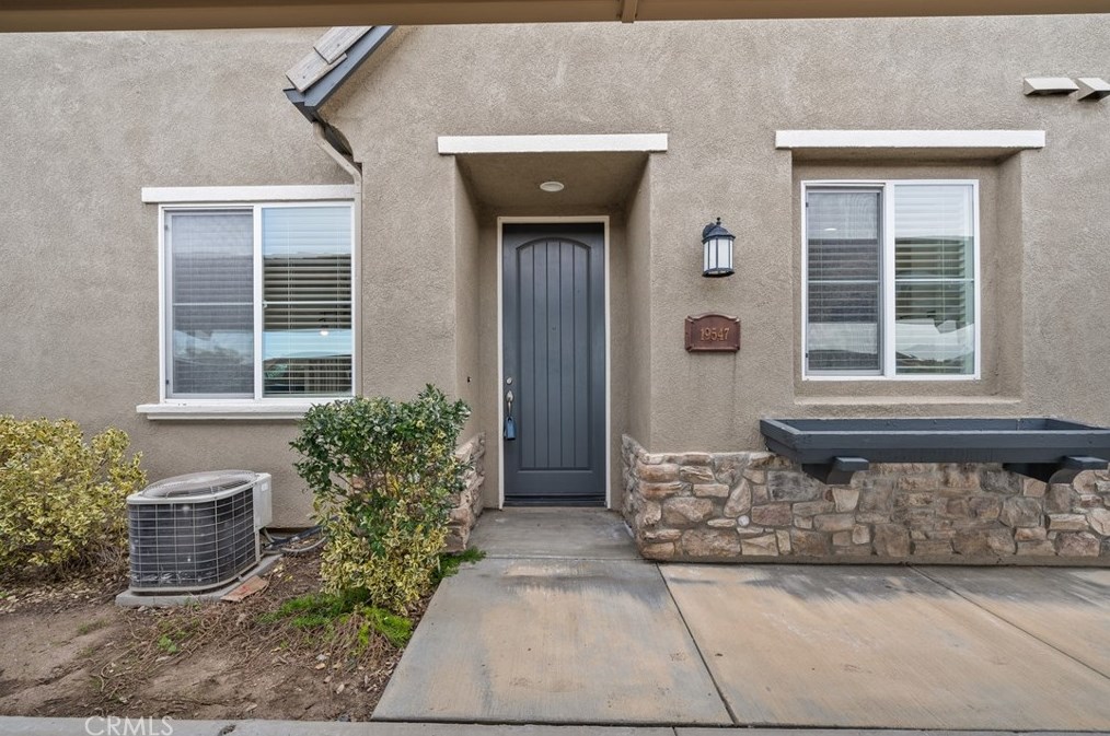 19547 Opal Ln, Santa Clarita, CA 91350-3245