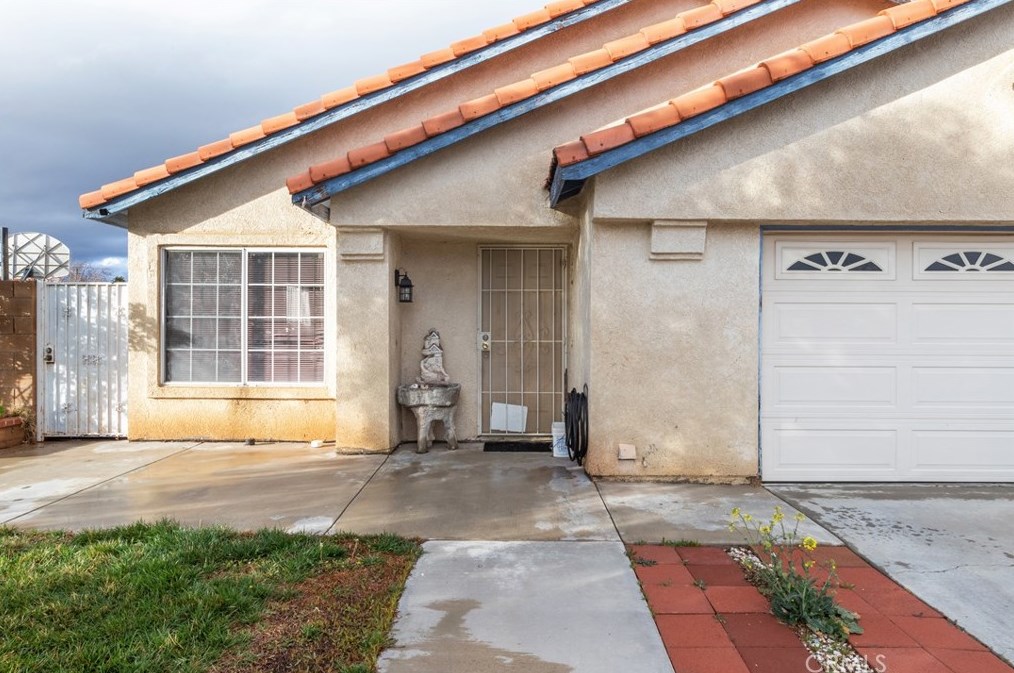 4035 Triton Dr, Palmdale, CA 93552