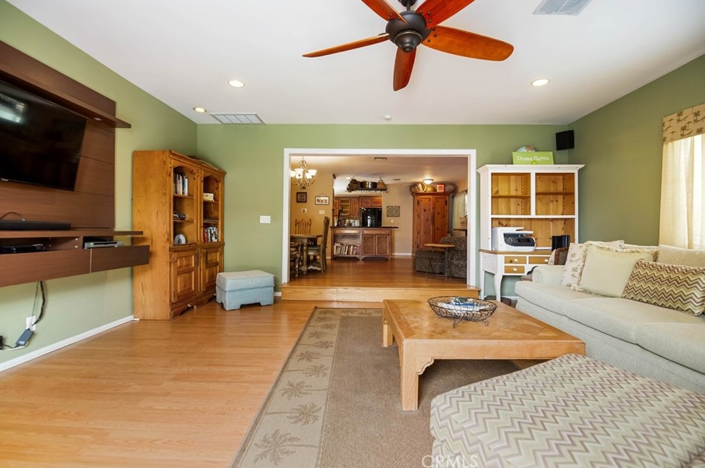 7014 Shoshone Ave, Van Nuys CA  91406-3528 exterior