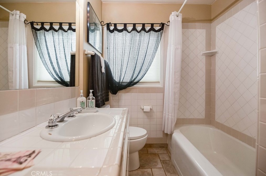 7014 Shoshone Ave, Van Nuys CA  91406-3528 exterior
