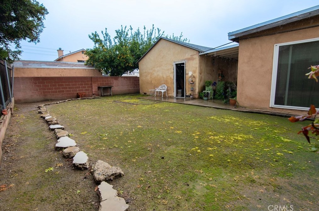 7500 Claire Ave, Los Angeles CA  91335-2542 exterior