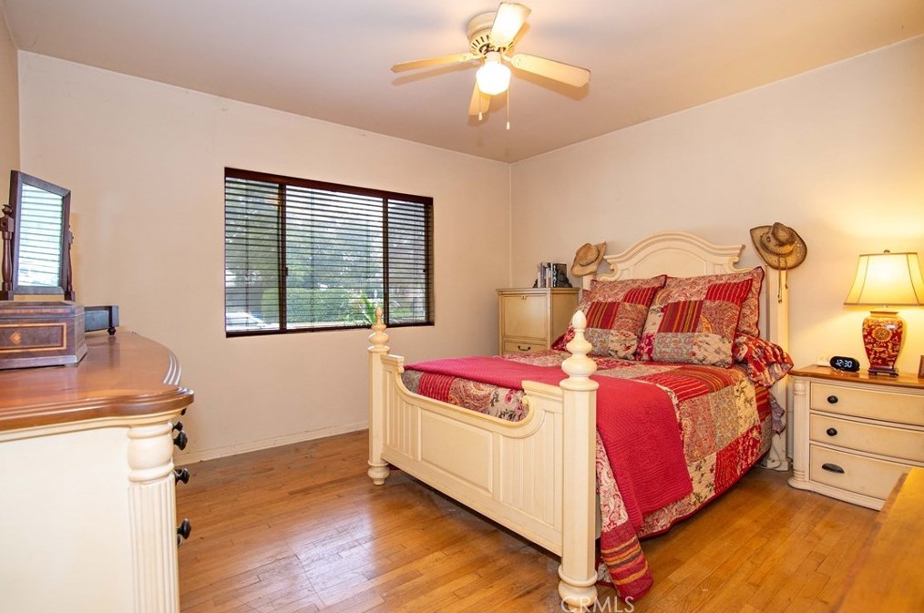 7500 Claire Ave, Los Angeles CA  91335-2542 exterior