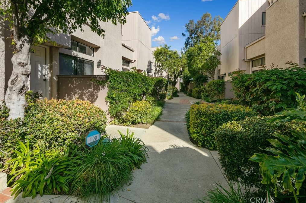 15225 Magnolia Blvd, Van Nuys, CA 91403-1134