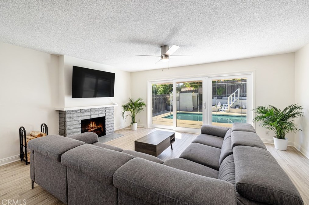 559 Houston Dr, Thousand Oaks, CA 91360-5956