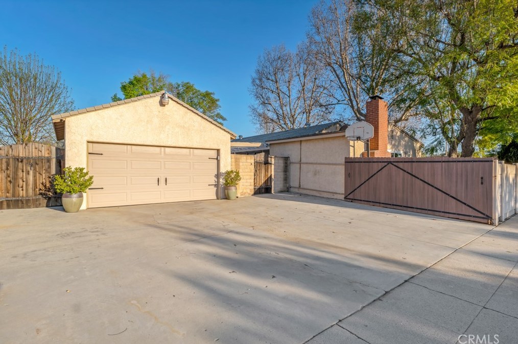 15851 Blackhawk St, San Fernando CA  91344-7102 exterior