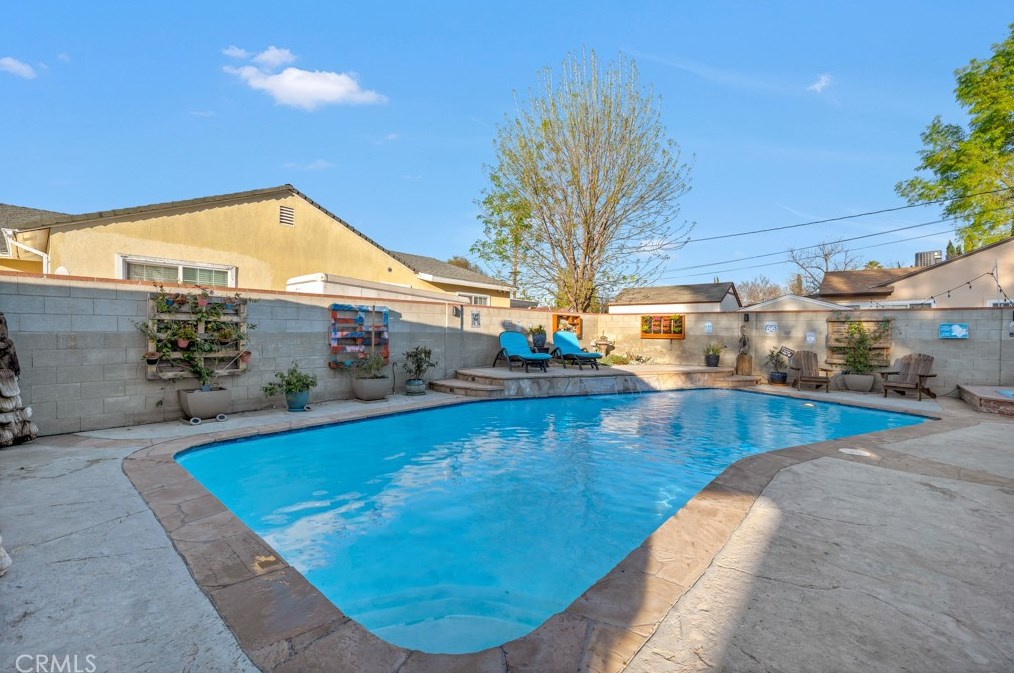 15851 Blackhawk St, San Fernando CA  91344-7102 exterior