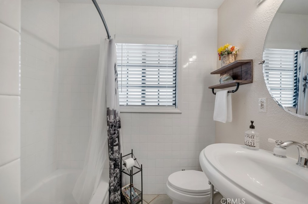 15851 Blackhawk St, San Fernando CA  91344-7102 exterior