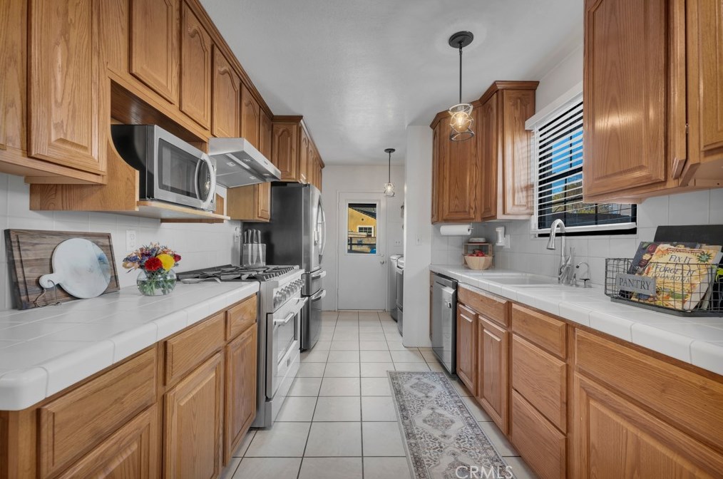 15851 Blackhawk St, San Fernando CA  91344-7102 exterior