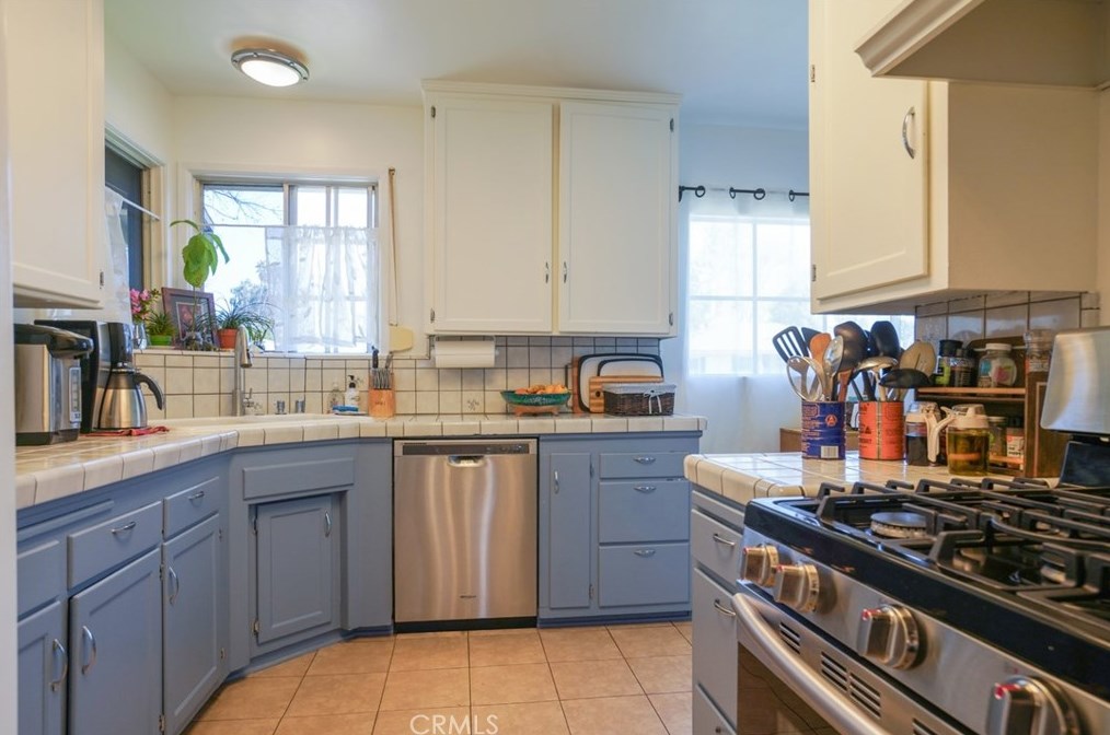 5925 Vanalden Ave, Los Angeles CA  91356-1228 exterior