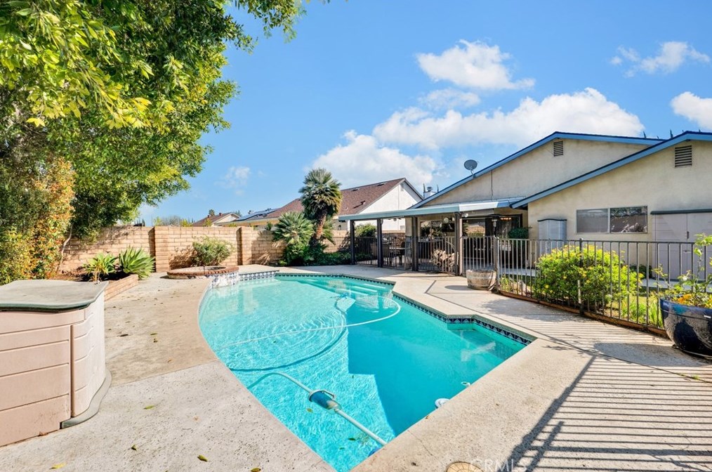 22153 Ballinger St, Chatsworth, CA 91311-4022