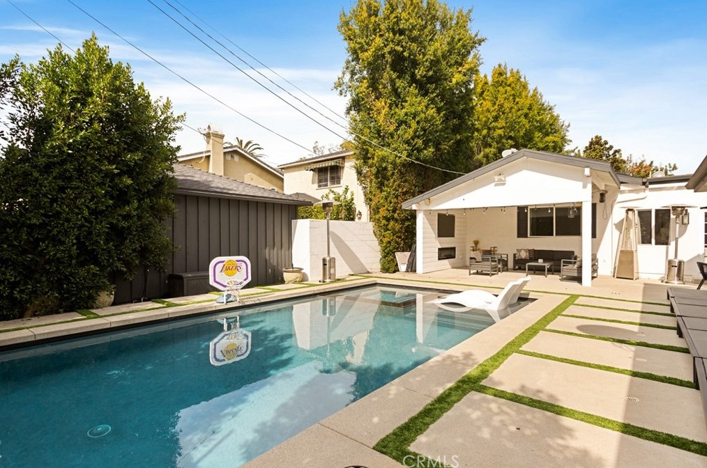 14300 Hortense St, Van Nuys, CA 91423-2609