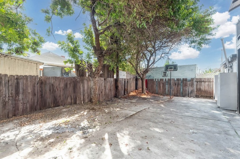 322 52nd St, Los Angeles CA  90011-4513 exterior