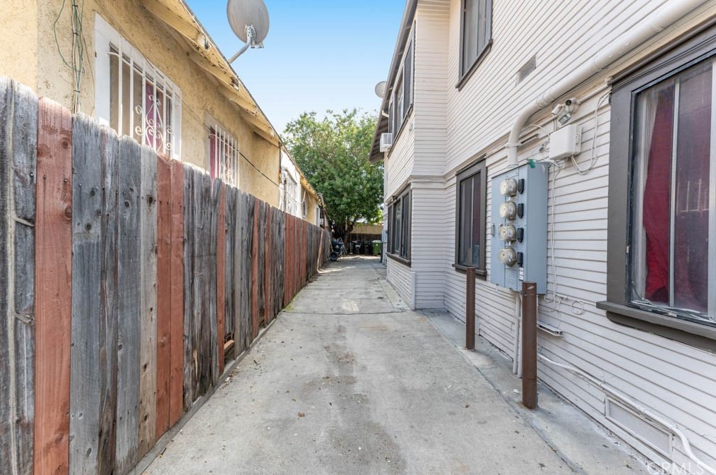 322 52nd St, Los Angeles CA  90011-4513 exterior