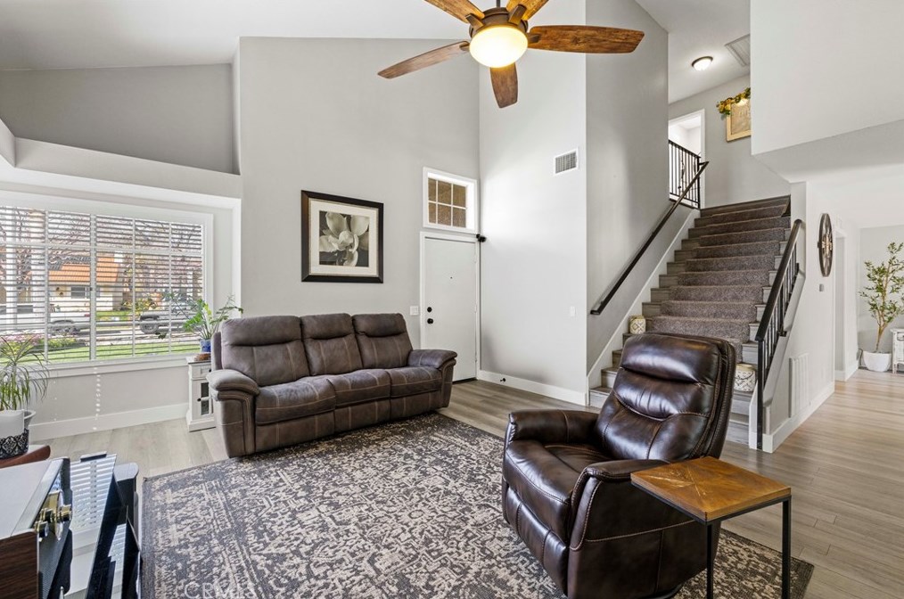 28020 Sturbridge Dr, Santa Clarita, CA 91384-3533