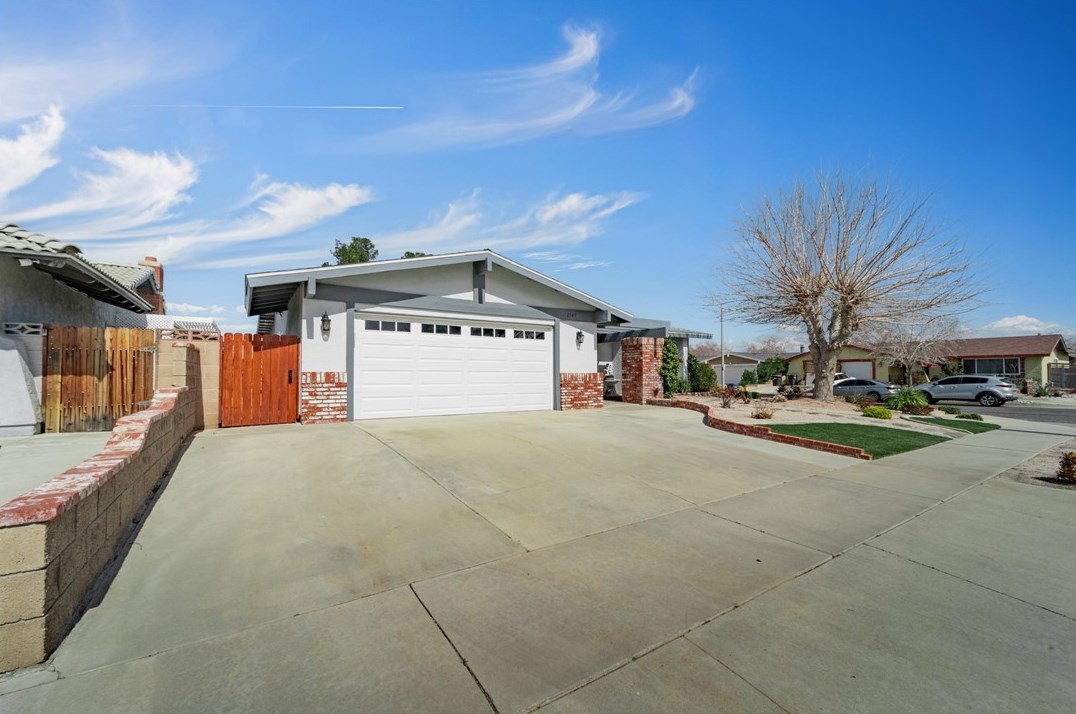 2549 Avenue, Palmdale CA  93550 exterior
