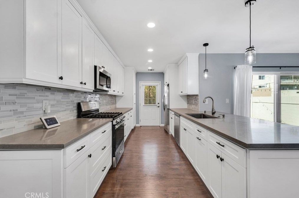 6137 Canby Ave, Los Angeles CA  91335-7007 exterior