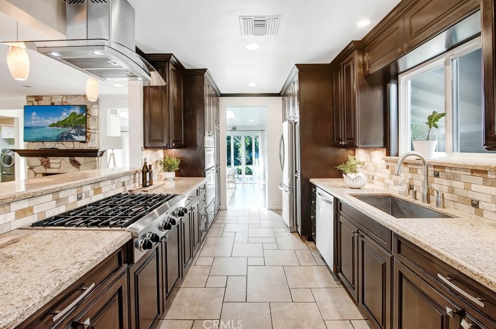 12712 Tiara St, North Hollywood CA  91607-1025 exterior