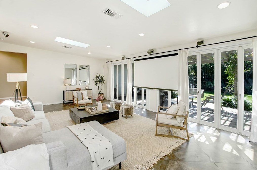 12712 Tiara St, North Hollywood CA  91607-1025 exterior