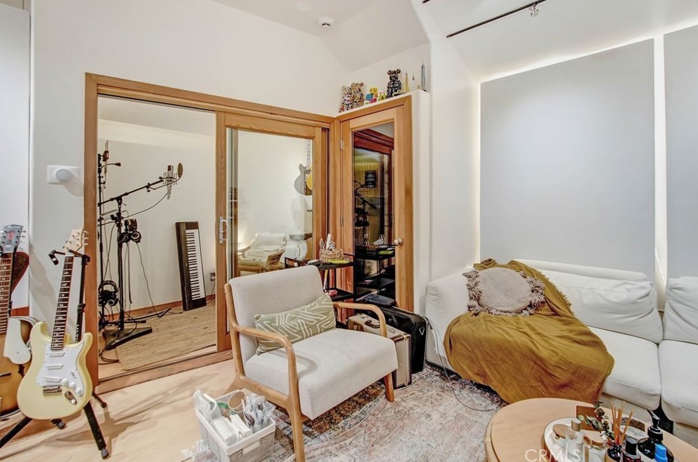 12712 Tiara St, North Hollywood CA  91607-1025 exterior