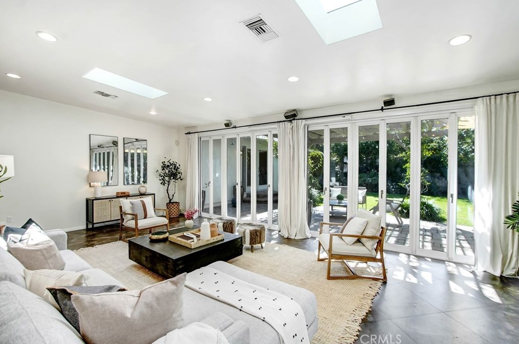 12712 Tiara St, North Hollywood CA  91607-1025 exterior